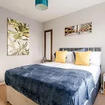Modern Three Bedroom House Free Parking Wifi 度假居 *