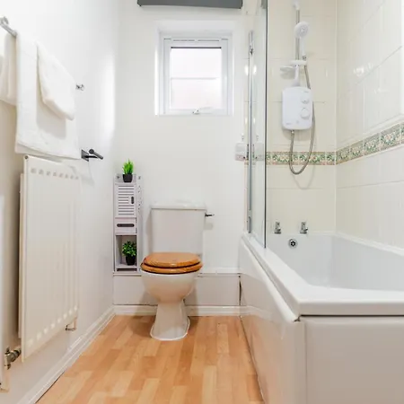 Modern Three Bedroom House Free Parking Wifi 度假居