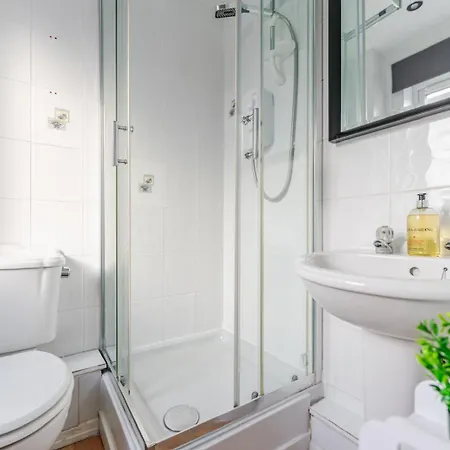 Modern Three Bedroom House Free Parking Wifi *