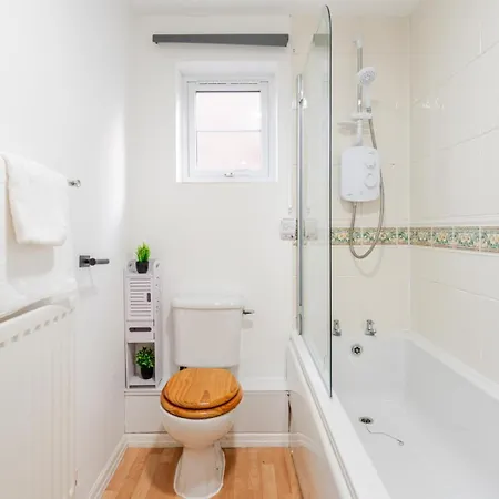 펜션 Modern Three Bedroom Home Near City Centre Free Parking Wifi *