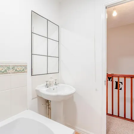 Casa de Férias Modern Three Bedroom House Free Parking Wifi *