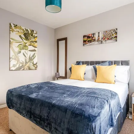Modern Three Bedroom Home Near City Centre Free Parking Wifi 펜션 *
