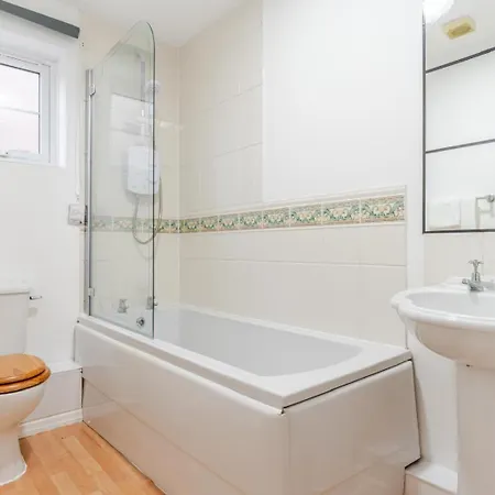 Modern Three Bedroom Home Near City Centre Free Parking Wifi *