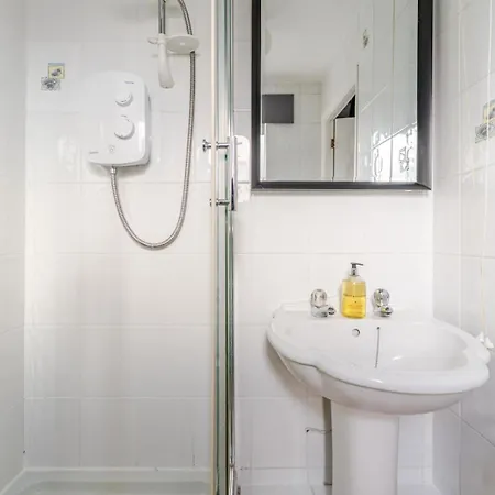 Modern Three Bedroom Home Near City Centre Free Parking Wifi 펜션 *