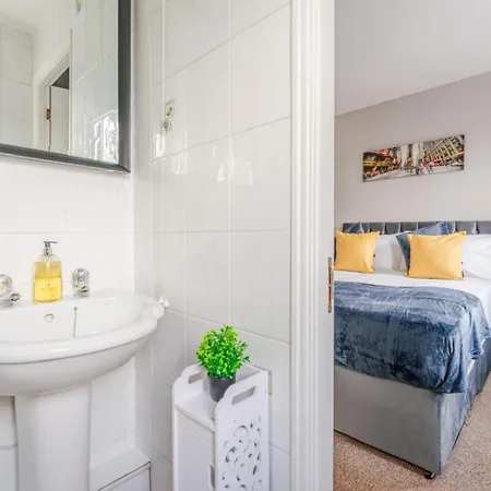 Modern Three Bedroom Home Near City Centre Free Parking Wifi *