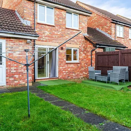 Modern Three Bedroom Home Near City Centre Free Parking Wifi