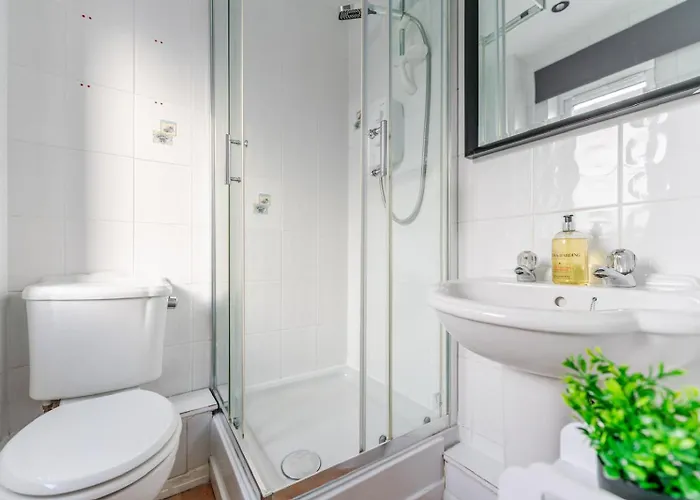 Modern Three Bedroom House Free Parking Wifi *