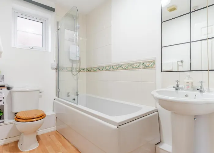 Modern Three Bedroom House Free Parking Wifi *