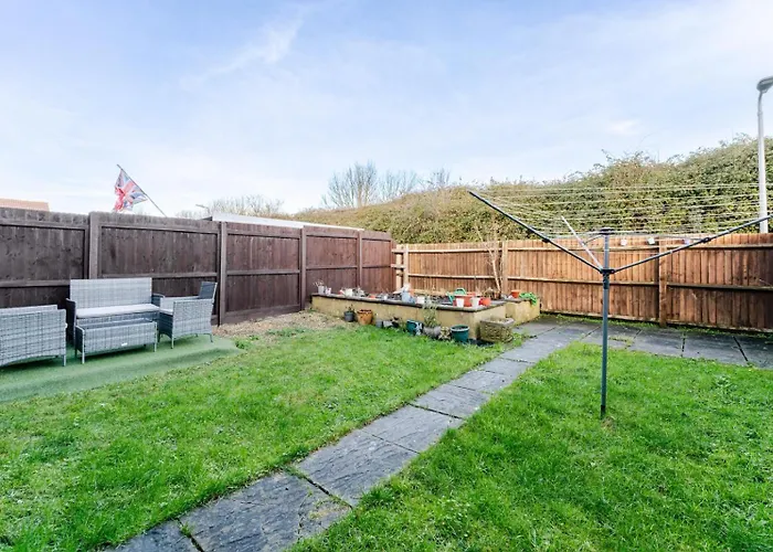 Modern Three Bedroom House Free Parking Wifi 度假居