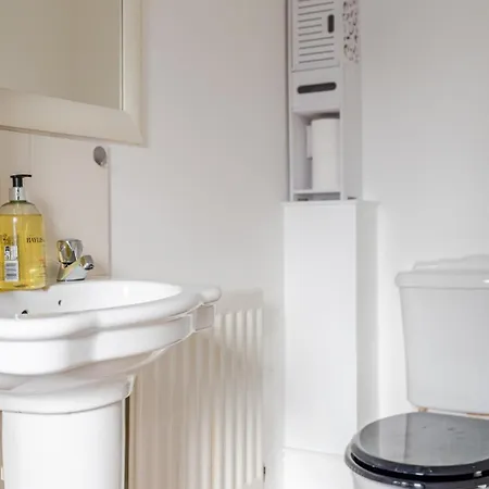 Modern Three Bedroom House Free Parking Wifi *