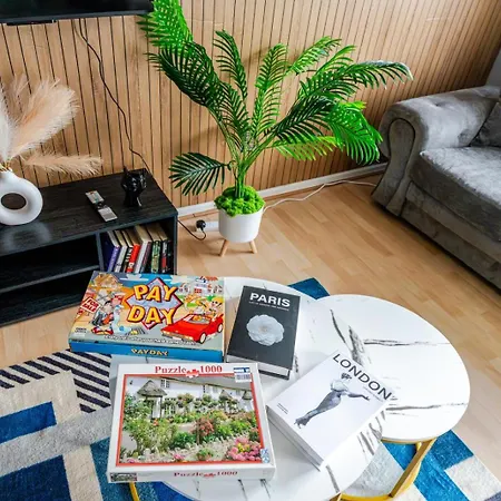 Modern Three Bedroom House Free Parking Wifi