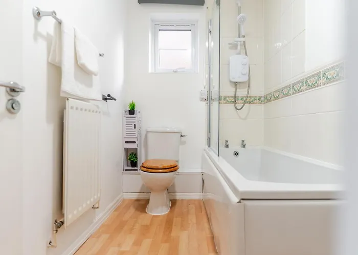 Modern Three Bedroom House Free Parking Wifi بيت للعطل