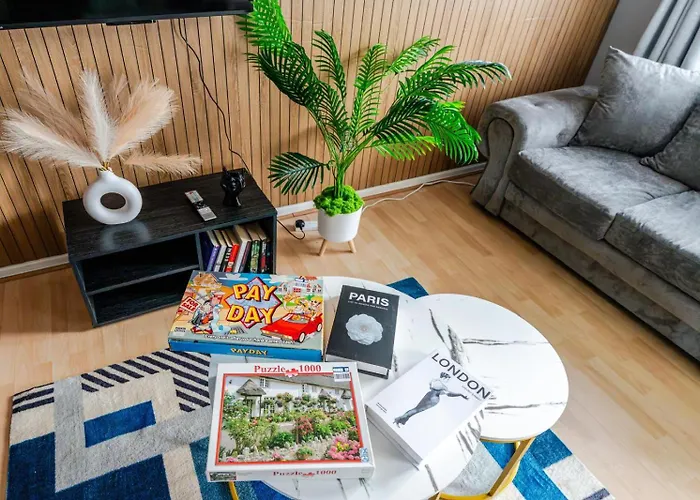 Modern Three Bedroom House Free Parking Wifi