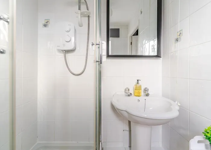 Modern Three Bedroom House Free Parking Wifi بيت للعطل *