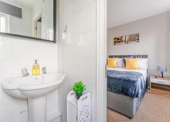 Modern Three Bedroom House Free Parking Wifi *