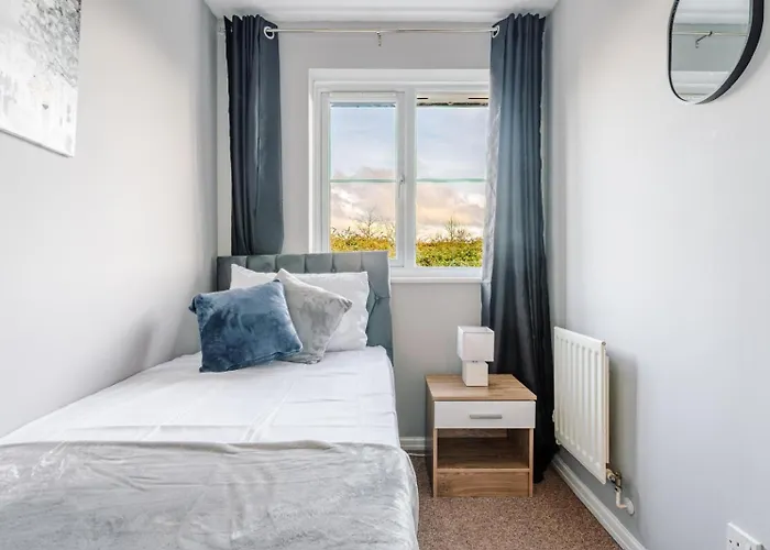 Modern Three Bedroom House Free Parking Wifi بريستول