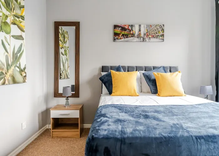 Modern Three Bedroom House Free Parking Wifi بيت للعطل *