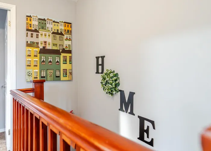 Modern Three Bedroom House Free Parking Wifi